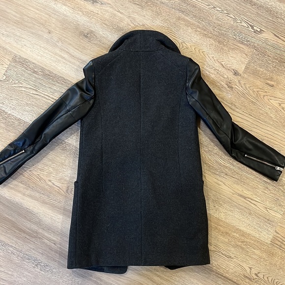 RARE Aritzia Cocoon Coat with leather sleeve - Picture 8 of 8